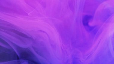 Parıldayan bulut. Boya suyu karışımı. Odaklanmamış floresan pembe renk gradyanı yükselen buhar girdap hareketi soyut sanat arkaplanı.