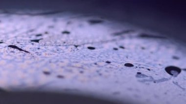 Renk akışı. Parlak kaleydoskop. Soyut sanat arka planında parlak, harika, siyah, mavi, parlak, yaratıcı bir tablo..