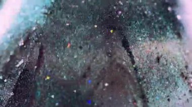 Soda döküldü. Işıldayan boya. Odaklanmamış mavi renkli pullu partiküller sıvı ıslak parlatıcı damla hareket piramidi soyut sanat arkaplanı Bokeh ışıkları ile.