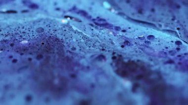 Baloncuk dalgası. Renk köpüğü dokusu. Bulanık mavi pullu pullar yağlı akrilik boya mürekkep emülsiyonu sıvı akış hareketi soyut sanat arka planı.
