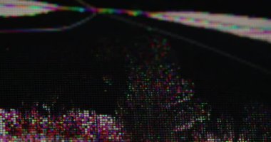 Hasarlı matris. Arıza bozulması. Işıldayan grunge sıvısı, kırık piksel LCD ekranı hücrelerini doldurur. Çatlak cam ekran gökkuşağı efekti.