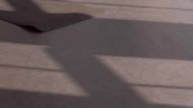 Zen egzersizi. Yoga dersi. Farkındalık pratiği. Kadın eğitmen grup elemanlarıyla başlar. Spor salonundaki spor paspasına lotus pozu verir..