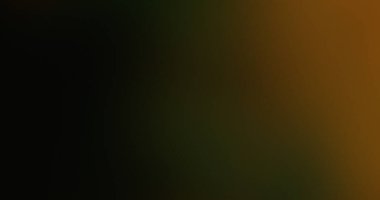 Odaklanamayan parıltı. Işık sızıntısı. Sarı turuncu parlak kıvılcım kıvılcımları koyu bulanık modern arka planda bokeh etkisi ile hareket ediyor.