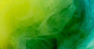 Boya girdabı. Yeşil bulut. Katmanlı parlak boyalı dumanlı sıvı küçük parçacıklar. Odaklanmamış renk dalgalı suluboya sanat arkaplanı.