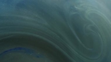 Parlak bulut. Bulanık duman. Odaklanmamış mavi renk parıldayan desen mürekkep karışımı girdap akışı hareketi soyut sanat arkaplanı.