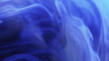 Yüzen buhar. Bulanık sis girdabı. Fırtınalı bir dönüş. Odaklanmamış mavi boyalı su harmanı koyu siyah soyut sanat arka planında dönen spiral hareket.