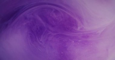 Renk bulanıklığı. Bulanık girdap. Parıldayan leylak rengi mor su parçacıkları parlak boya sıvısı soyut arkaplanda hareket ediyor..