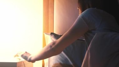 İyi geceler. Ev istirahatı. Tatlı rüyalar. Huzurlu, rahat bir kadın lambayı söndürüyor. Karanlık yatak odasında yumuşak bir yatakta uzanıyor..