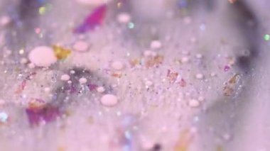 Parlak baloncuk dokusu. Parlak parlatıcı. Bulanık pembe mor renkte yanardöner pullu parçacıklar mürekkep damlaları sıvı sızıntı hareketli soyut sanat arka planı.