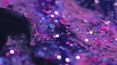 Işıl ışıl. Parlak boya karışımı. Bulanık pembe siyah renk parıldayan pullu parçacıklar yağ emülsiyon sıvısı akışı soyut sanat arka planı ve Bokeh ışıkları.
