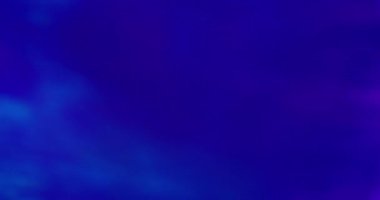 Bulanık renk değişimi. Etkileyici bir arka plan. Aurora etkisi pürüzsüz bir eğilim. Parlak akış spektrumu. Neşeli atmosfer uyumlu geçiş tonları. Bulutların üzerinde göksel güneş ışığı.