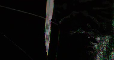 Bozuk televizyon. Saptırılmış analog. Hasarlı elektronik ekranın piksel renkli titreşimi. Siyah dolgu hatası, bulanık sıvı boyayla çatlak yüzey..