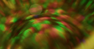 Odaklanamayan stroboskopik. Işınlar taşar. Optik bozulma. Renkli şenlikli ışıldayan nokta kaleydoskop etkisi tozu. Yuvarlak lens değişkeni. Lensten ışık sızıyor.