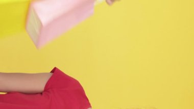 Dikey video. Alışveriş fiyaskosu. Kara Cuma. Alışverişkolik yaşam tarzı. Üzüntülü kadın sarı torbaları kaybediyor..