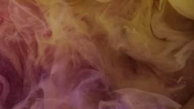 Yanan gökyüzü. Ateşli bir patlama. Yoğun açık sarı renkli alevler parlak mor modern sanat arka planında duman bulutları dalgalandırıyor..