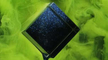 Sihirli sis. Mürekkep suyu. Yeşil renkli duman taklit kara gökada kübü soyut yıldızlı arka plan hareketsiz parlayan sanat sisini ortaya çıkardı.