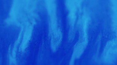 Dökülmüş petrol. Işıl ışıl. Parlak desenli. Odaklanmamış mavi renk parıldayan boya karışımı dalga hareketinin soyut sanat arkaplanı.