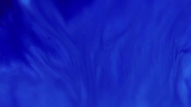 Renkli krema. Boya karışımı. Odaklanmamış pembe pigment şeffaf simli parçacıklar. Yağ emülsiyon damlası. Sanat soyut arkaplan yayıyor..