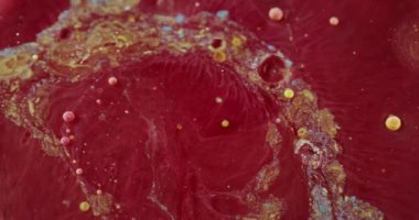 Sıvı damlaları karıştırıyorum Difüzyon yağı boyası. Dalga jeti akışı. Yuvarlak jel baloncukları. Kimyasal işlem kırmızı arkaplan kombinasyonu. Sanat pürüzsüz karışım.