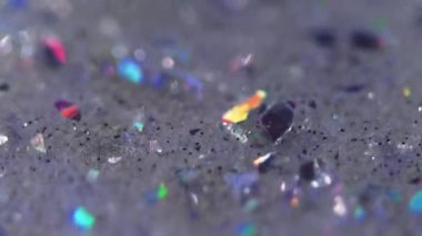 Parlayan yağ. Parlak doku. Odaklanmamış holografik parlak pullu parçacıklar şeffaf su jeli sıvı sızıntılı cam küp soyut sanat arka planında Bokeh ışıkları.