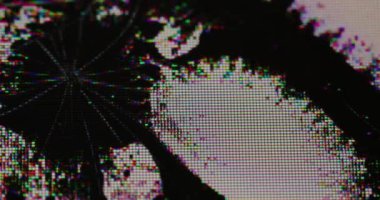 Çatlak monitör. Hasarlı görüntü. Kırık cam ekran grunge pikselleri siyah sıvıyla dolu. LCD plazma TV 'nin ıslak akış yüzeyi.