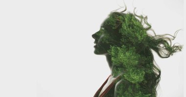 Yaratıcı bir portre. Doğa uyumu. Yeşil orman yeşili hareket eden, beyaz fotokopi arkaplanından izole edilmiş saçlarıyla iki kez profilli huzurlu kadın silueti..