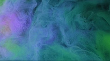 Atmosferik dalga. Boya kimyası. Odaklanmamış mor renkli sisli su mürekkebi deseni soyut arkaplanda parlayan bulut buharı akışı.