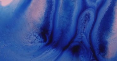 Parlayan toz. Kum boyası. Mavi akrilik kütle, nemli buz yüzeyine pürüzsüz bir şekilde yayılıyor. Parlak toz jeli, soyut arkaplan.