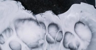 Mürekkep damlası. Suluboya yayılmış. Sütlü siyah boya soyut bir arka plan serpiştiriyor. Kimyasal reaksiyon. Islak leke lekesi. Odaklanmış yüzey..