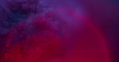 Mistik boya. Parıltı yayılıyor. Pembe mor parlak dalga renkli su yüzeyinde yuvarlanıyor. Parlak, sıvı, yuvarlak mercek, soyut arkaplan.