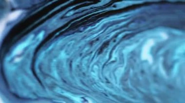 Mürekkep karışımı dalga. Sıvı akrilik dökülmesi. Altın bokeh açık desenli soyut sanat arka planında parlak mavi boya emülsiyon karışımı..