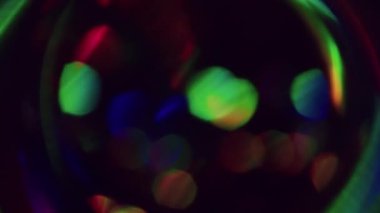 Bokeh ışığı. Bulanık renkli arka plan. Odaksız sızıntı. Sarı ışınlar. Gökkuşağı yanıp sönüyor..