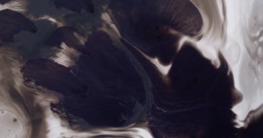 Mürekkep akışı. Boya dökülmüş. Suluboya sıvısı, dumanlı, soyut bir arka plan. Mistik siyah beyaz kıvrılan grunge akarsu örtüsü desen efekti.