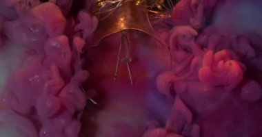 Parıldayan bulut. Sanat sıvısı. Çok renkli, köpüren, köpüren, su emülsiyonu kırık cam ampulü. Parlak pembe boya yüzeyi soyut arkaplan.