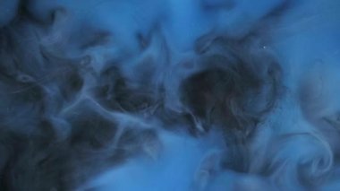 Dumanlı akış. Sis dokusu. Odaklanmamış koyu mavi duman bulutu parlıyor boya mürekkebi sisi soyut sanat arka planında pürüzsüz sıvı.
