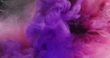 Renkli duman bombası. Parlak mürekkep suyu. Mor pembe buhar sıçrama hareketi titreşen parçacıklar desen soyut sanat arkaplanı.