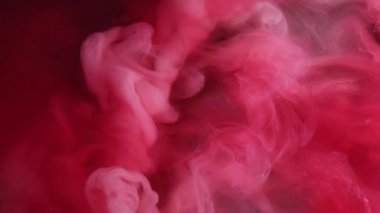 Duman dalgası. Parlak sis. Kabarık bulut akıntısı kırmızı karışımı rüyadaki girdap gibi akıyor. Gizemli dokuya sahip pembe bukleli sisli bir su..