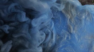 Duman peçesi. Mistik sis. Parlayan bulutla mavi gri mürekkep karışımı. Kozmik gaz desenli havadar parıltı tozu akışı su soyut arkaplan.