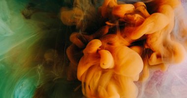 Duman bulutu. Boya damlası suyu. Turuncu yeşil renk buharı pembe sim parçacıkları dokusunda yüzüyor soyut sanat arka planında.