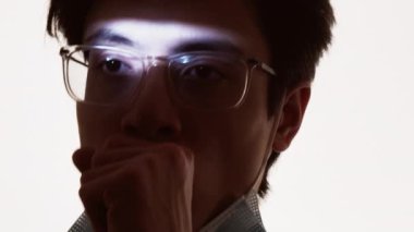 Solunum hastalığı. Pandemik karantina. Gözlüklü, koruyucu maske takan, beyaz tenli, hasta bir adamın karanlık silueti..