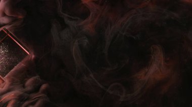 Duman peçesi. Koyu sis. Gizemli mürekkep, soyut cam küpün üzerinde kıvrılır. Şeffaf renkli gaz akışının atmosferik akışı bulanık etki yapar.