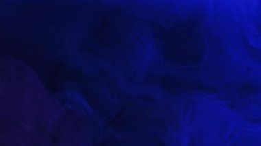 Mavi duman. Mistik sis. Renkli girdaplardan oluşan kırılgan su altı örtüsü. Fantezi gece bulutlu boya derin su soyut arka planına döküldü.