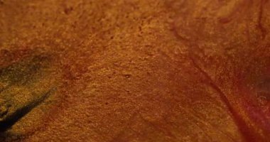 Parlak lav. Fantezi sıvısı. Turuncu bakır akışı parlak parlak boya değerli sıvı sanat parçacıkları. Metal tozu akışı soyut odaklanmış arkaplan.