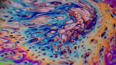 Yağlı boya damlacıkları. Kabarcık boyası. Odaklanamayan mor yeşil yağ sıvı gökkuşağı eğrisi koyu siyah bulanık ışık soyut sanat arka planında akrilik kaygan.