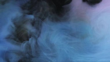 Gizemli bulut. Akış dalgası. Odaklanmamış koyu mavi duman dumanı soyut sanat arka planında yüzen boya mürekkebi deseni sıçratır.