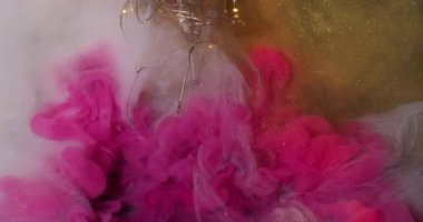 Parlak duman. Renkli puf. Patlayan pembe bulut boyası beyaz altın parıltılı sanat eseri, sıvı peçe arka plan sıvıları kırık cam çelenk ışıkları..