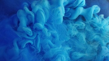 Dumanlı dalga. Mavi duman. Suya karışan suluboya peçeler. Odaklanamayan bulanık boya dokusuyla gizemli renk soyut arkaplanı.