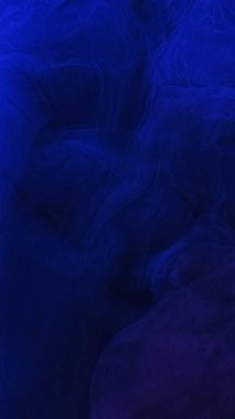 Mavi duman. Mistik sis. Renkli girdapların havadar kırılgan örtüsü. Fantezi gece bulutlu boya derin bulanık su arkaplanına döküldü.