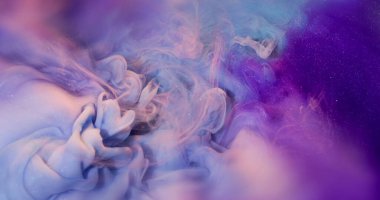 Boya bulutu. Renkli duman. Tuhaf mor bukleler yüzeysel mistik doku soyut su arka planında girdap oluşturur. Mor mavi akış.
