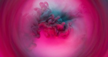 Sanat sıvısı. Boya sisi. Pembe, gri, parlak pigment dalgası patladı. Sudaki mistik kum damlası bulutu çözünmüş yuvarlak arka plan.